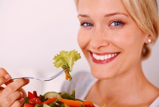 salad sayuran untuk membuang parasit dari badan