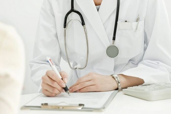 Seorang doktor yang merawat serangan helminthic