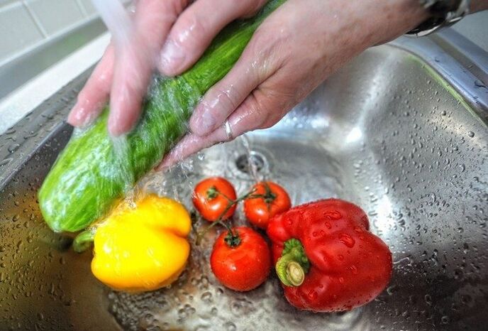 Untuk mengelakkan jangkitan parasit, perlu mencuci sayur-sayuran sebelum makan.